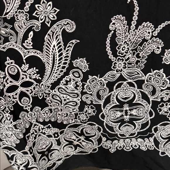 Elegant Black Maxi Dress with White Embroidery - Picture 3 of 4